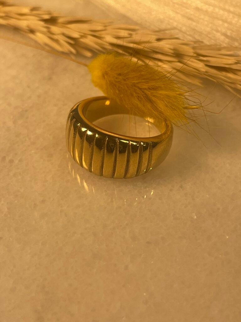 Bague Dorée Bombée à Rayures Gravées
