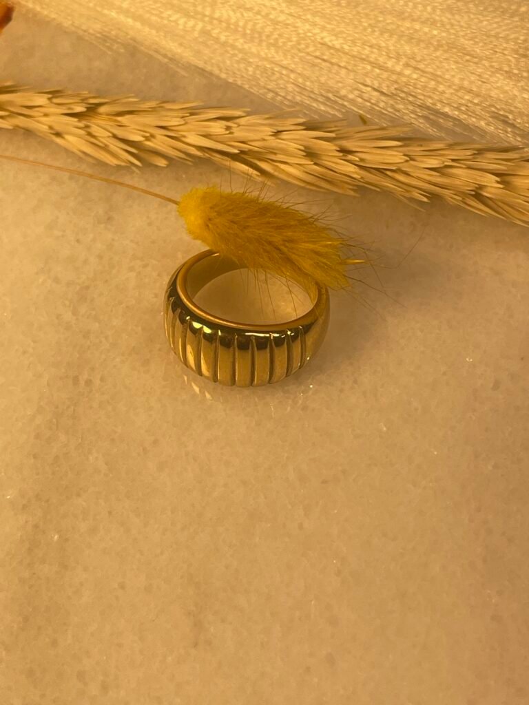 Bague Dorée Bombée à Rayures Gravées - Image 2