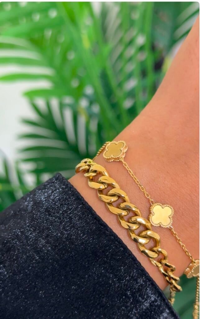 Style tendance avec bracelet chaîne et trèfles
