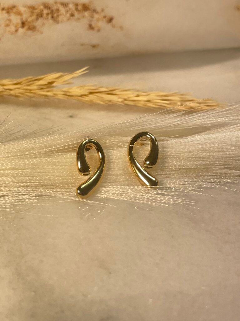 Boucles d'oreilles minimalistes élégantes en or